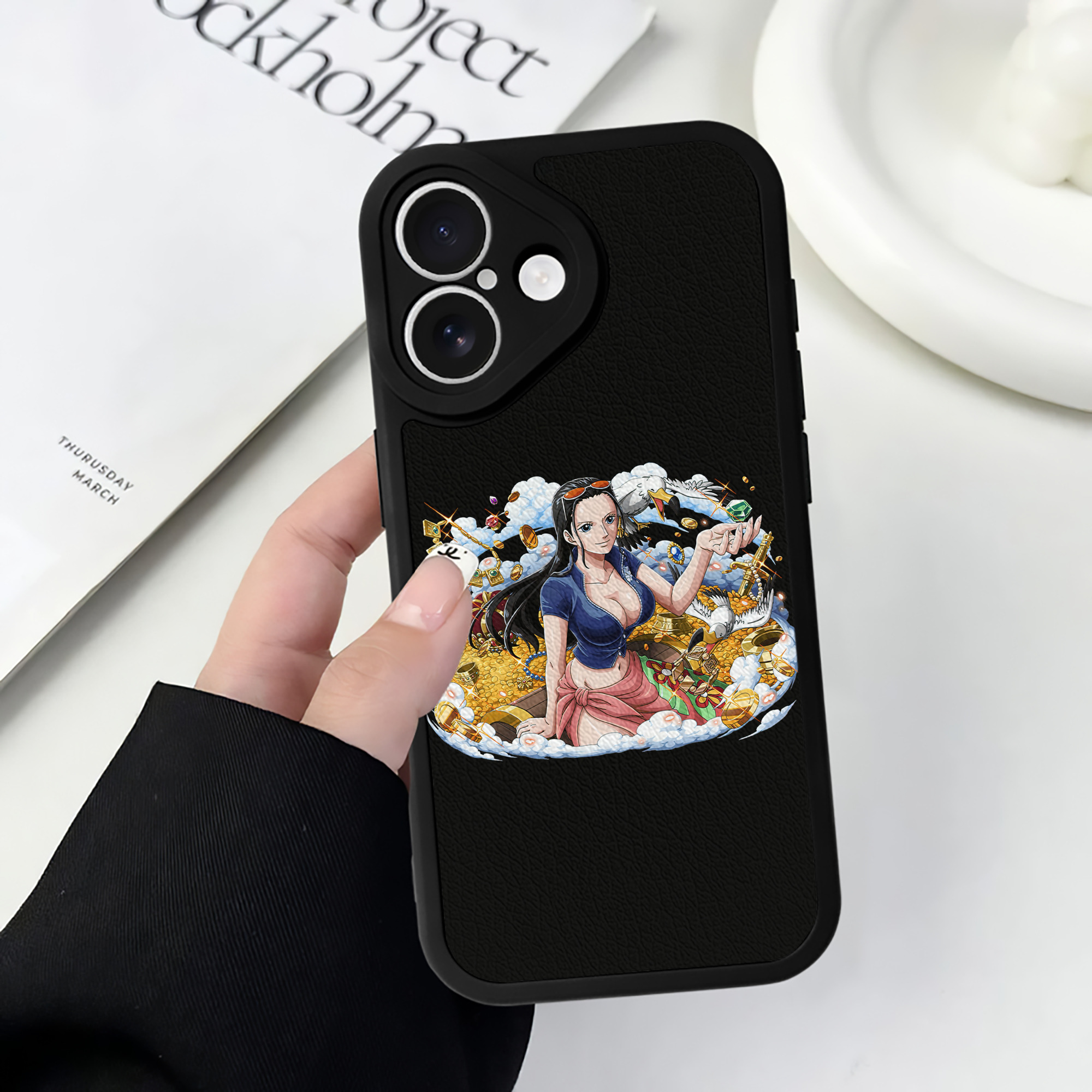（画像用） ワンピース ニコ・ロビン ONE PIECE Nico Robin 【iPhone 16シリーズ対応】シリコンスマホケース（レザー調） 材質：シリコン